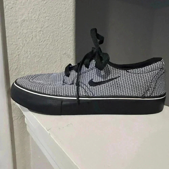 NIKE SB CLUTCH PRM TRAINERS BLACK/WHITE 807409-017 SIZE 4Y - Picture 5 of 11